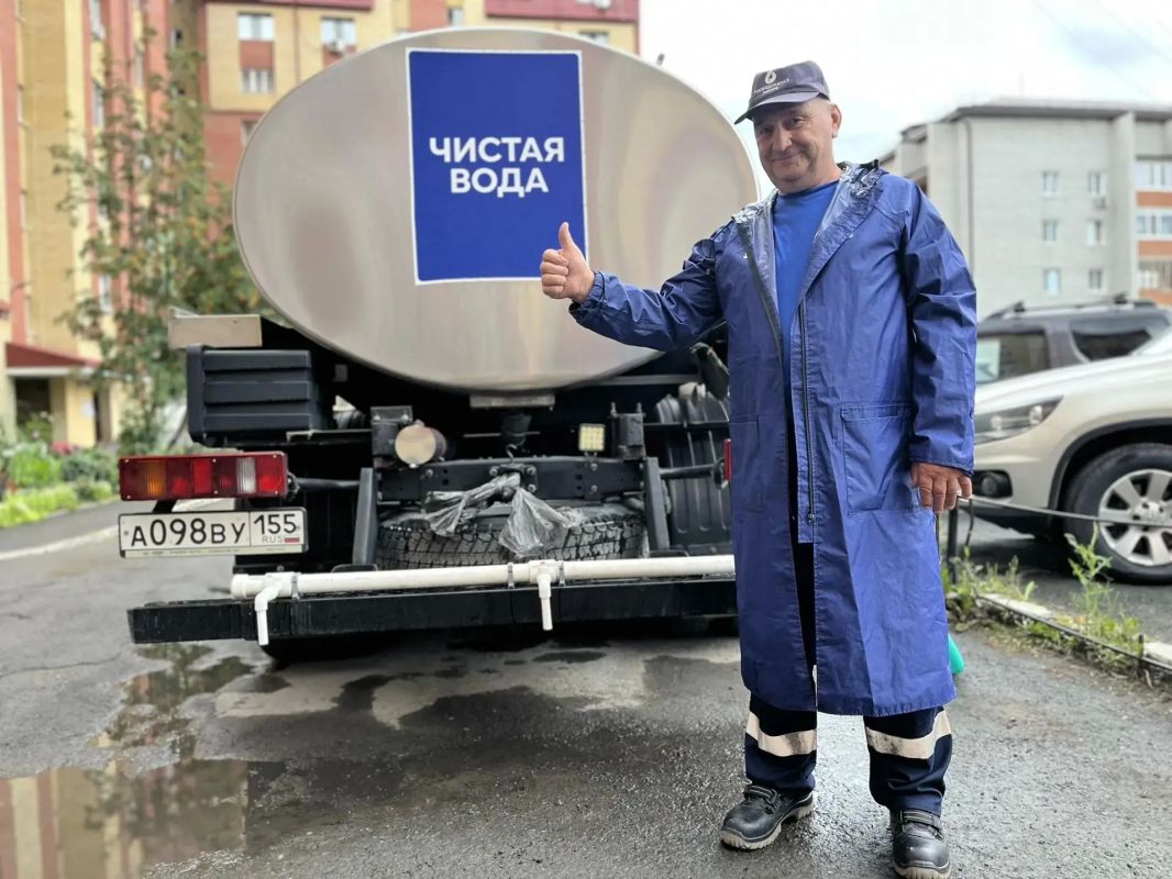 Передвижные пункты бесплатного набора воды работают чётко по графику Передвижные пункты бесплатного набора воды работают чётко по графику