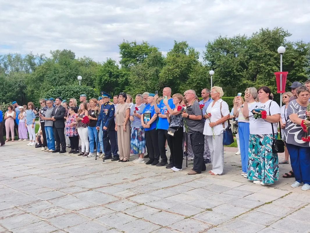 Пока мы помним — они живы. Сегодня, в День ВДВ, тюменцы с самого утра приходят к мемориалу «Вечная Z», чтобы почтить память павших десантников Пока мы помним — они живы. Сегодня, в День ВДВ, тюменцы с самого утра приходят к мемориалу «Вечная Z», чтобы почтить память павших десантников