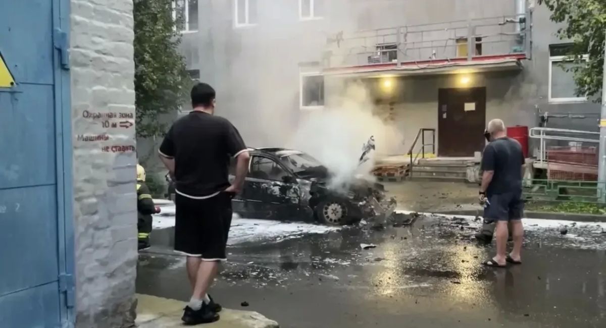Пожар на Ямской, 96 — машина сгорела во дворе Пожар на Ямской, 96 — машина сгорела во дворе