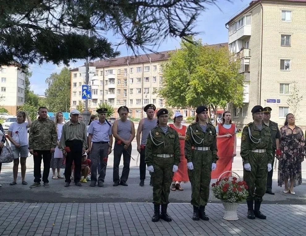 В Тобольске у памятника «Защитникам Отечества во все времена» прошла памятная акция «Свеча», посвященная Первой мировой войне В Тобольске у памятника «Защитникам Отечества во все времена» прошла памятная акция «Свеча», посвященная Первой мировой войне