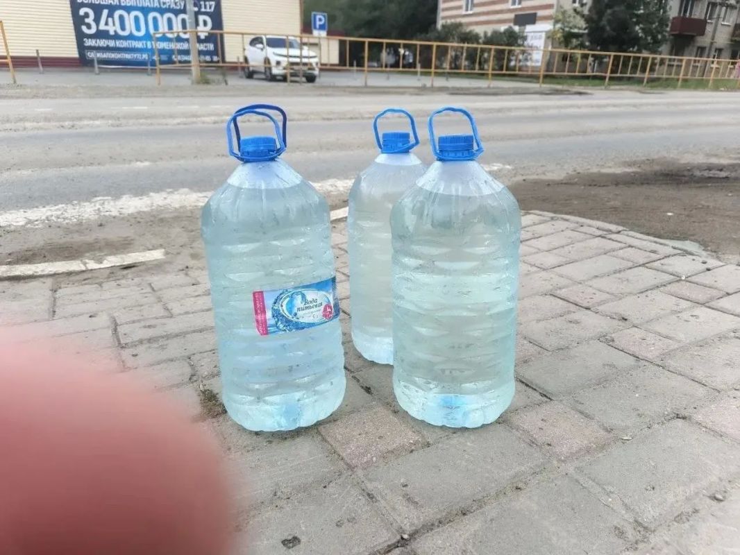 Горожане жалуются на воду из водовозов: по их словам, она имеет желтый оттенок Горожане жалуются на воду из водовозов: по их словам, она имеет желтый оттенок