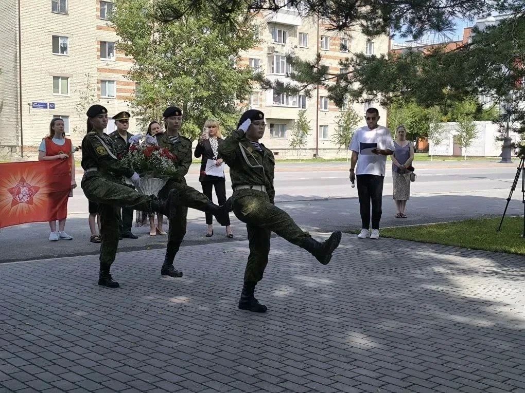 В Тобольске у памятника «Защитникам Отечества во все времена» прошла памятная акция «Свеча», посвященная Первой мировой войне В Тобольске у памятника «Защитникам Отечества во все времена» прошла памятная акция «Свеча», посвященная Первой мировой войне