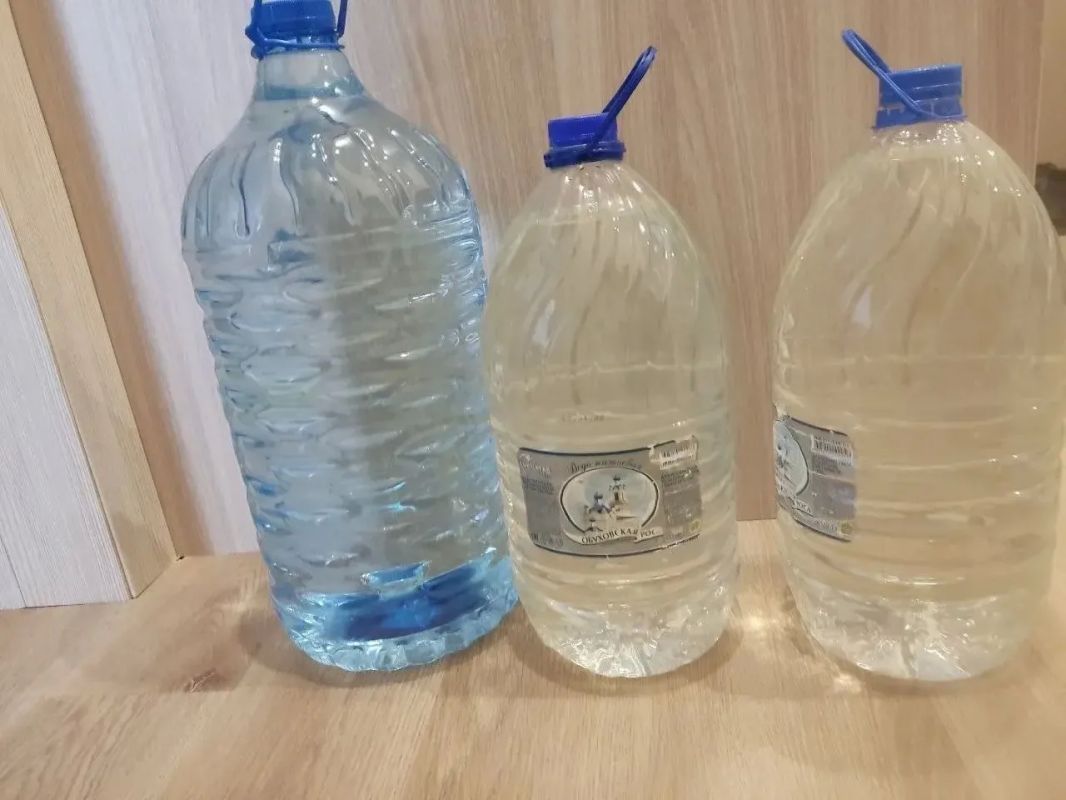 Горожане жалуются на воду из водовозов: по их словам, она имеет желтый оттенок Горожане жалуются на воду из водовозов: по их словам, она имеет желтый оттенок