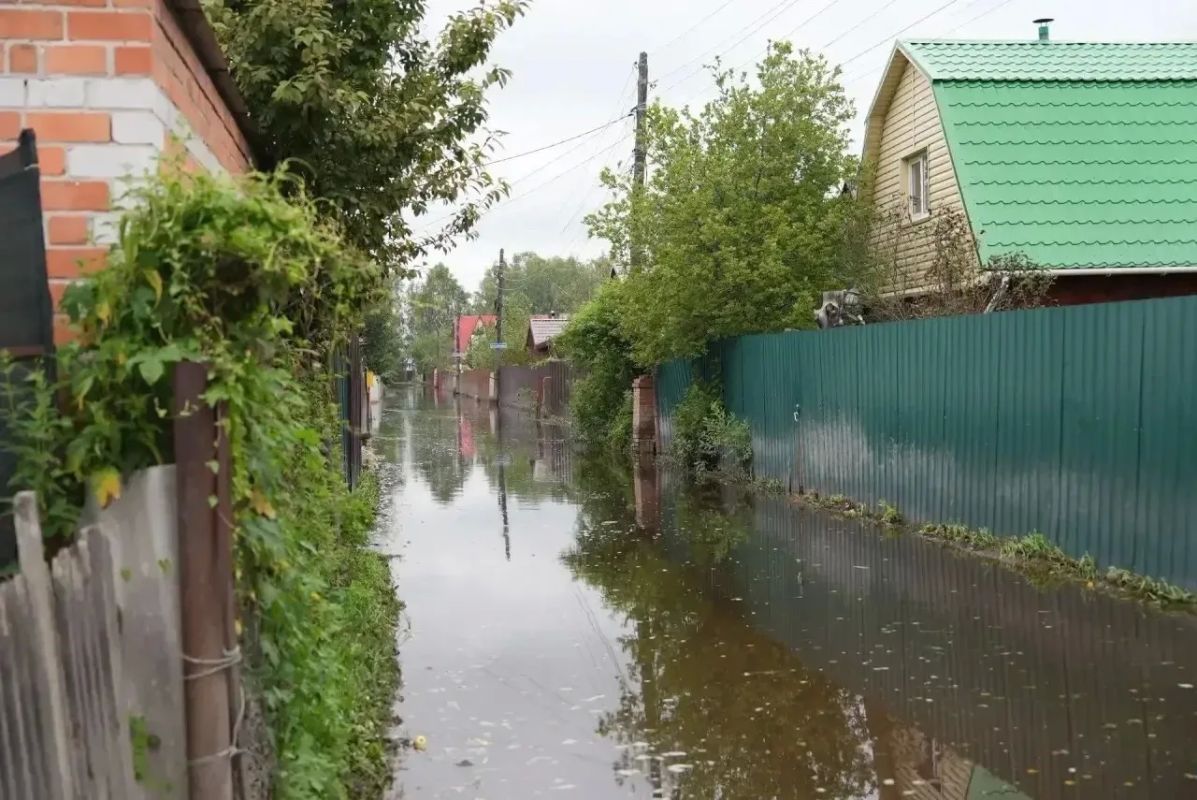 Мэр Тюмени побывал в подтопленных СНТ — в том числе в «Дубраве», где сейчас организован подвоз и раздача бутилированной воды