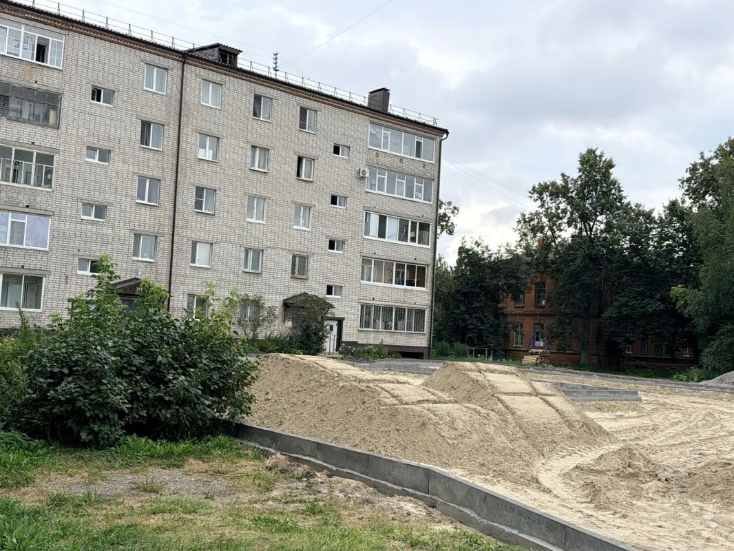 В ходе объезда проверил, как идут работы по благоустройству дворов В ходе объезда проверил, как идут работы по благоустройству дворов