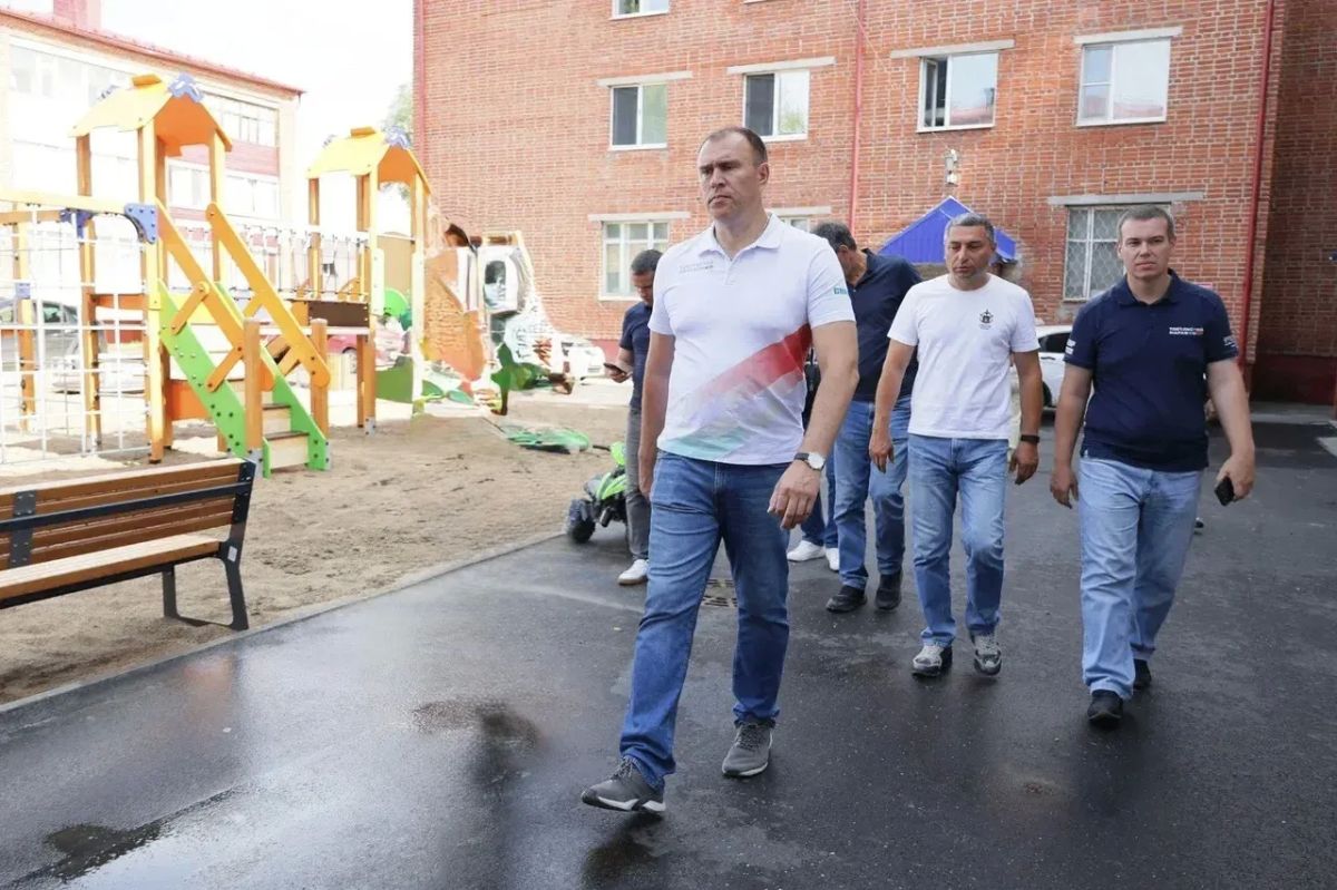 В ходе объезда проверил, как идут работы по благоустройству дворов В ходе объезда проверил, как идут работы по благоустройству дворов