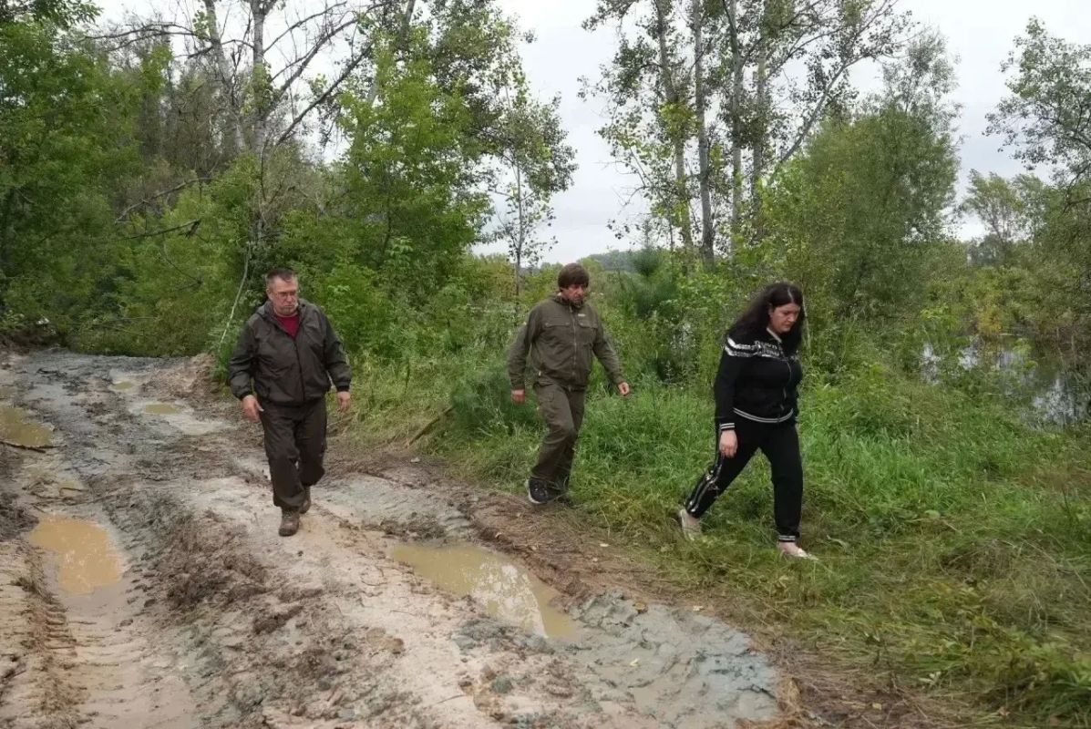 Мэр Тюмени побывал в подтопленных СНТ — в том числе в «Дубраве», где сейчас организован подвоз и раздача бутилированной воды Мэр Тюмени побывал в подтопленных СНТ — в том числе в «Дубраве», где сейчас организован подвоз и раздача бутилированной воды