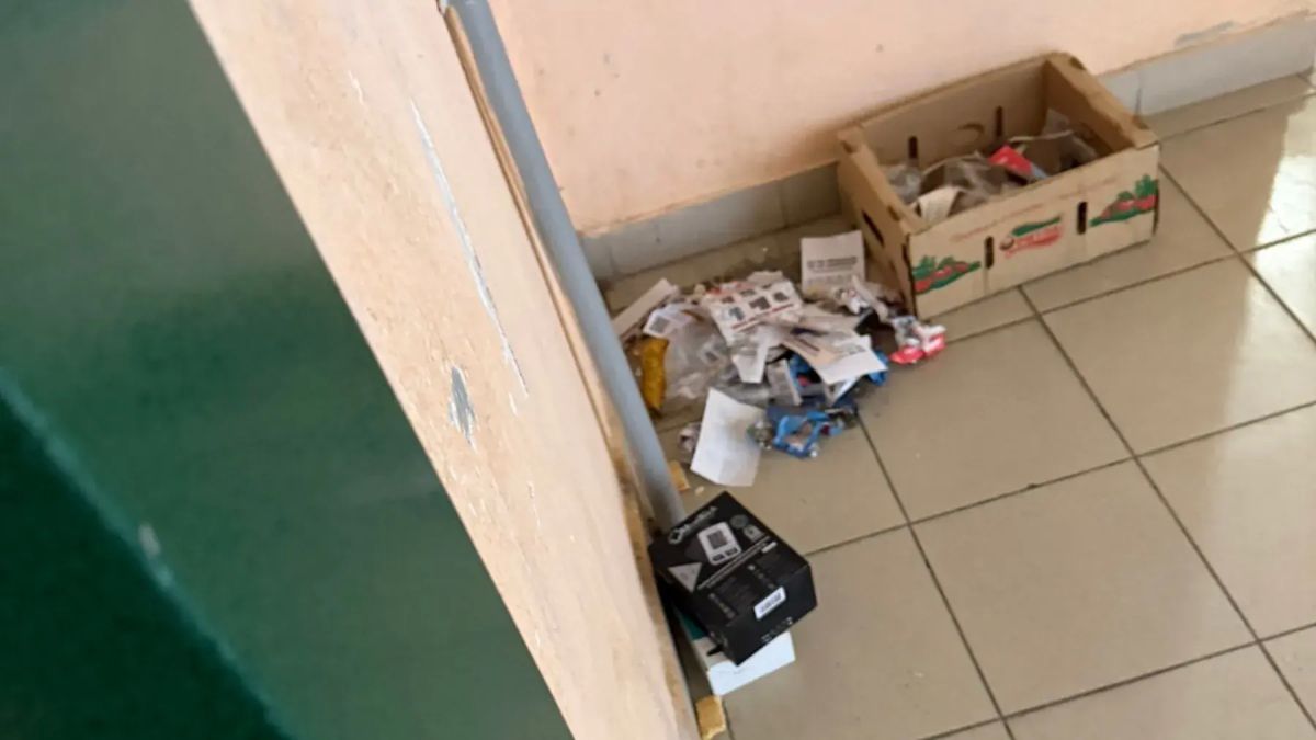 Жизнь тюменцев из многоквартирного дома на Лесобазе превратилась в кошмар изза неадекватной соседки Жизнь тюменцев из многоквартирного дома на Лесобазе превратилась в кошмар изза неадекватной соседки