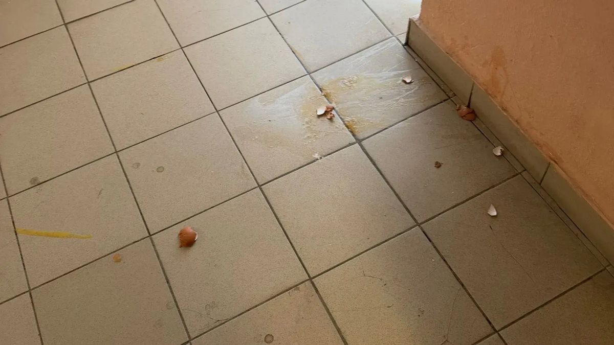 Жизнь тюменцев из многоквартирного дома на Лесобазе превратилась в кошмар изза неадекватной соседки Жизнь тюменцев из многоквартирного дома на Лесобазе превратилась в кошмар изза неадекватной соседки