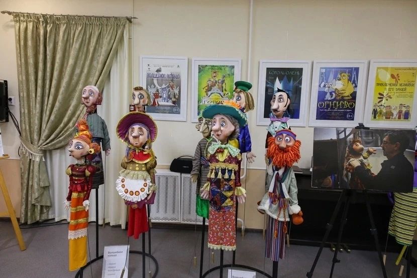 В арт-салоне «На Никольской» открылась новая выставка «Альбом Гулливера», которая знакомит с творчеством главного художника Тюменского театра кукол, заслуженного работника культуры РФ Сергея Перепёлкина В арт-салоне «На Никольской» открылась новая выставка «Альбом Гулливера», которая знакомит с творчеством главного художника Тюменского театра кукол, заслуженного работника культуры РФ Сергея Перепёлкина