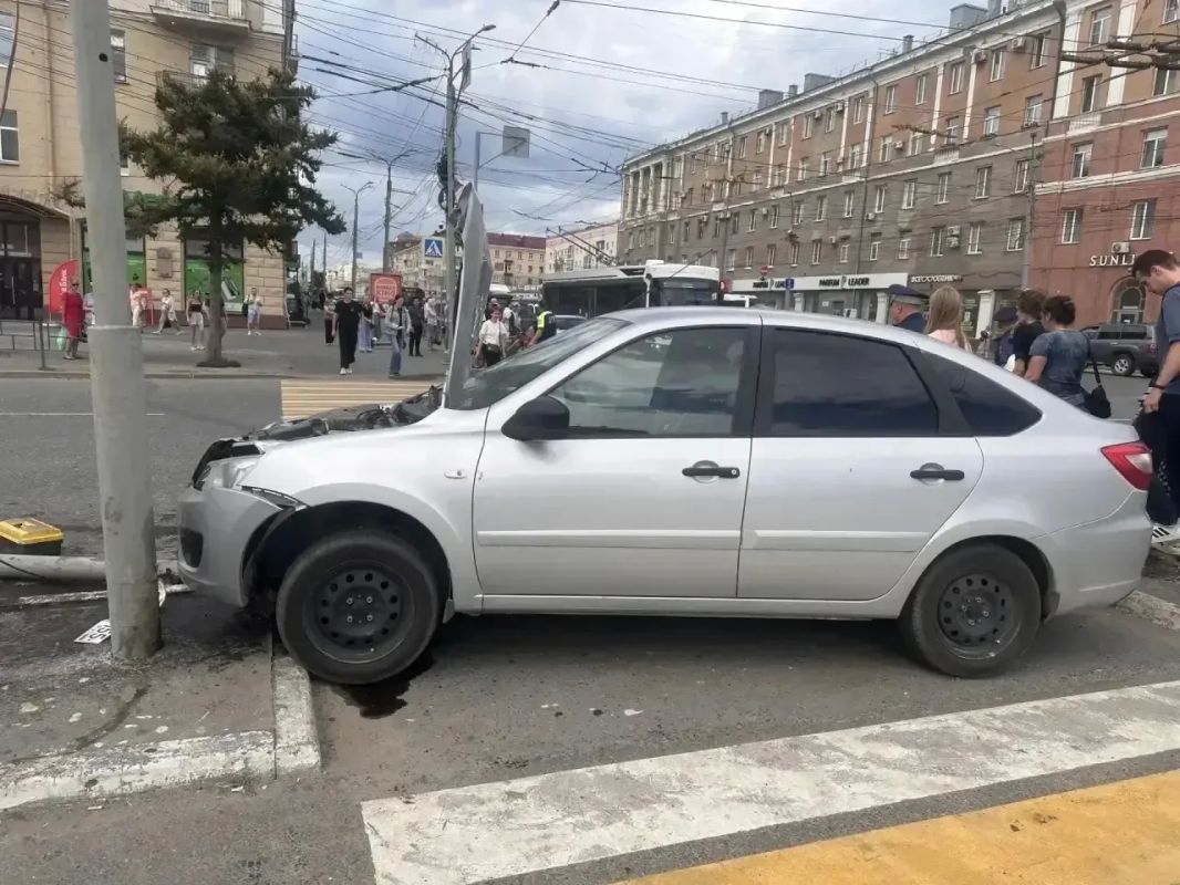 В Омске пенсионер на «Ладе» влетел в толпу пешеходов: пострадали 7 человек и сам водитель В Омске пенсионер на «Ладе» влетел в толпу пешеходов: пострадали 7 человек и сам водитель
