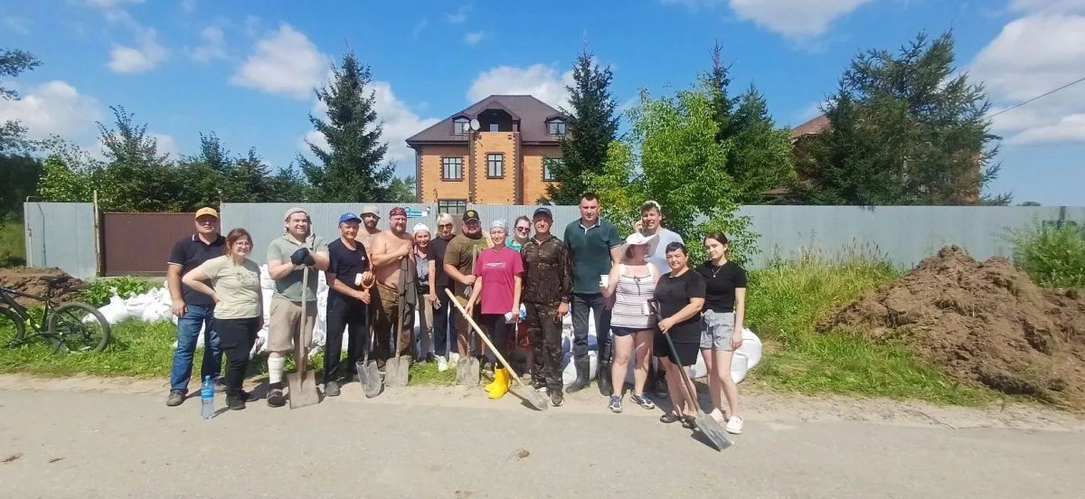 «Вместе выстоим»: как в тюменской деревне спасают дома от воды" «Вместе выстоим»: как в тюменской деревне спасают дома от воды"