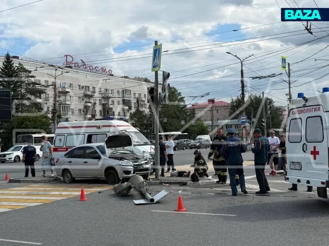 В Омске пенсионер на «Ладе» влетел в толпу пешеходов: пострадали 7 человек и сам водитель В Омске пенсионер на «Ладе» влетел в толпу пешеходов: пострадали 7 человек и сам водитель