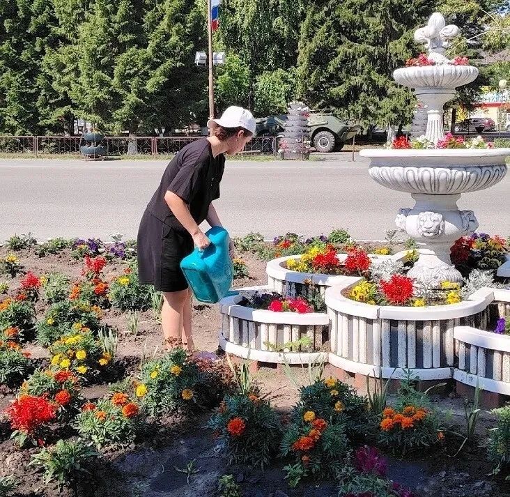 В Тюменской области активно работает программа временного трудоустройства несовершеннолетних: она даёт подросткам шанс заработать первые деньги, получить практический опыт и развить важные жизненные навыки В Тюменской области активно работает программа временного трудоустройства несовершеннолетних: она даёт подросткам шанс заработать первые деньги, получить практический опыт и развить важные жизненные навыки