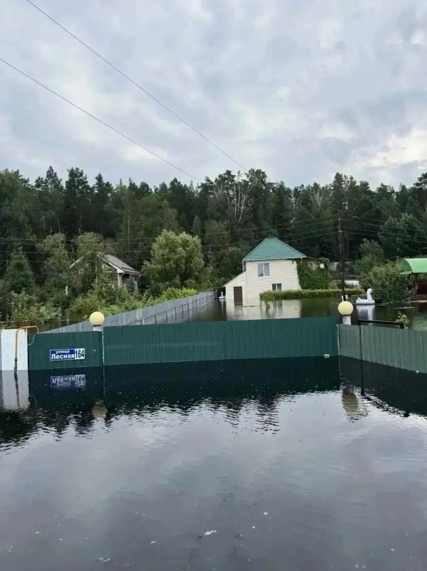В СНТ «Лесное» вода продолжает скрывать окна и заборы домов В СНТ «Лесное» вода продолжает скрывать окна и заборы домов