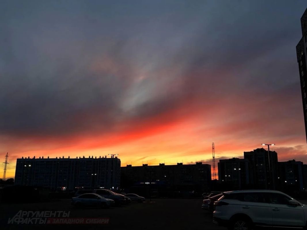 Небо в Тюмени окрасилось яркими красками Небо в Тюмени окрасилось яркими красками
