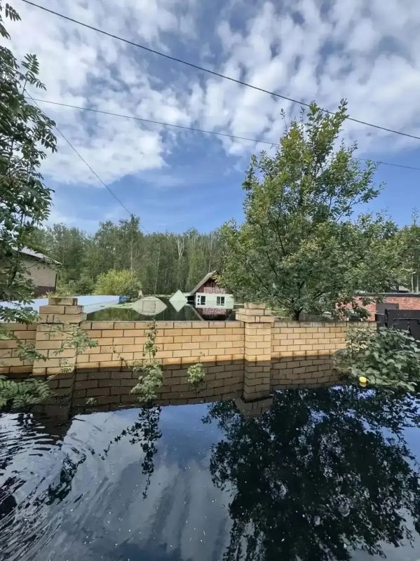 В СНТ «Лесное» вода продолжает скрывать окна и заборы домов В СНТ «Лесное» вода продолжает скрывать окна и заборы домов