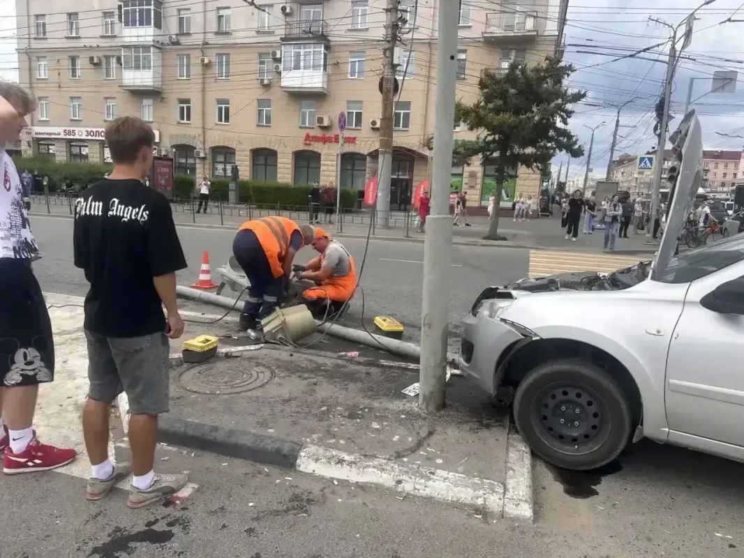 В Омске пенсионер на «Ладе» влетел в толпу пешеходов: пострадали 7 человек и сам водитель В Омске пенсионер на «Ладе» влетел в толпу пешеходов: пострадали 7 человек и сам водитель