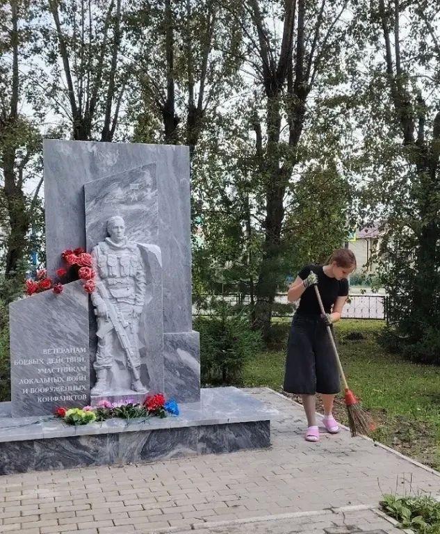 В Тюменской области активно работает программа временного трудоустройства несовершеннолетних: она даёт подросткам шанс заработать первые деньги, получить практический опыт и развить важные жизненные навыки В Тюменской области активно работает программа временного трудоустройства несовершеннолетних: она даёт подросткам шанс заработать первые деньги, получить практический опыт и развить важные жизненные навыки