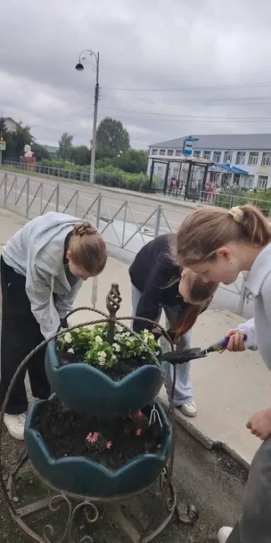 В Тюменской области активно работает программа временного трудоустройства несовершеннолетних: она даёт подросткам шанс заработать первые деньги, получить практический опыт и развить важные жизненные навыки В Тюменской области активно работает программа временного трудоустройства несовершеннолетних: она даёт подросткам шанс заработать первые деньги, получить практический опыт и развить важные жизненные навыки