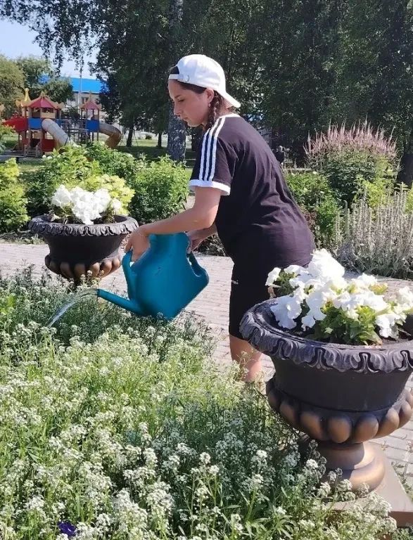 В Тюменской области активно работает программа временного трудоустройства несовершеннолетних: она даёт подросткам шанс заработать первые деньги, получить практический опыт и развить важные жизненные навыки В Тюменской области активно работает программа временного трудоустройства несовершеннолетних: она даёт подросткам шанс заработать первые деньги, получить практический опыт и развить важные жизненные навыки