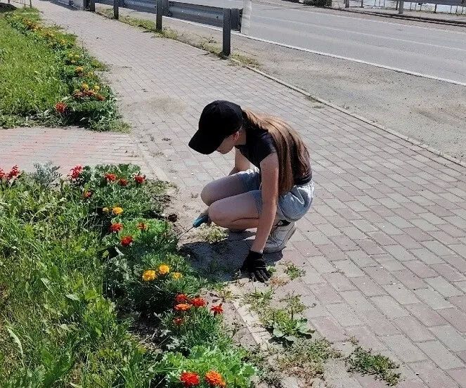 В Тюменской области активно работает программа временного трудоустройства несовершеннолетних: она даёт подросткам шанс заработать первые деньги, получить практический опыт и развить важные жизненные навыки В Тюменской области активно работает программа временного трудоустройства несовершеннолетних: она даёт подросткам шанс заработать первые деньги, получить практический опыт и развить важные жизненные навыки