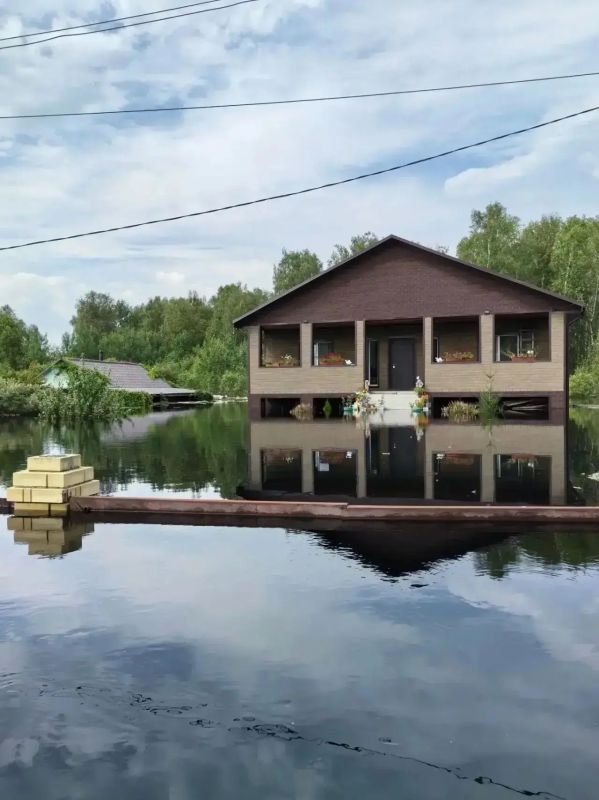 В СНТ «Лесное» вода продолжает скрывать окна и заборы домов В СНТ «Лесное» вода продолжает скрывать окна и заборы домов