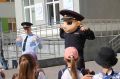 В Тюменской области в рамках всероссийской акции «Зарядка со стражем порядка» на территории школы № 65 сотрудники полиции провели мероприятие для детей, посещающих летний лагерь