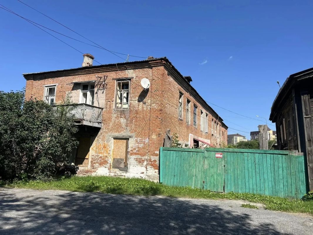 Полуразрушенное здание в центре Тюмени отдадут на торгах