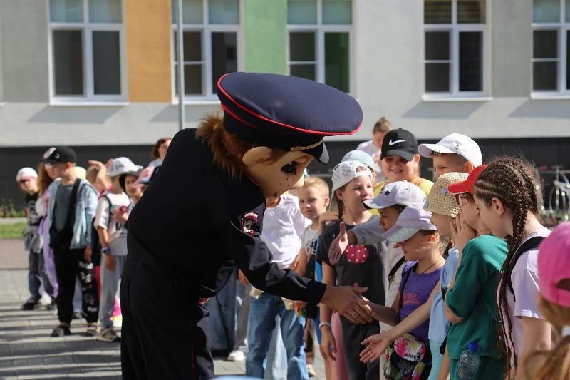 В Тюменской области в рамках всероссийской акции «Зарядка со стражем порядка» на территории школы № 65 сотрудники полиции провели мероприятие для детей, посещающих летний лагерь В Тюменской области в рамках всероссийской акции «Зарядка со стражем порядка» на территории школы № 65 сотрудники полиции провели мероприятие для детей, посещающих летний лагерь