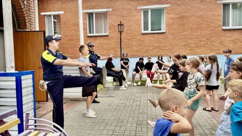 В ХМАО - Югре полицейские и общественники провели спортивный праздник для детей В ХМАО - Югре полицейские и общественники провели спортивный праздник для детей