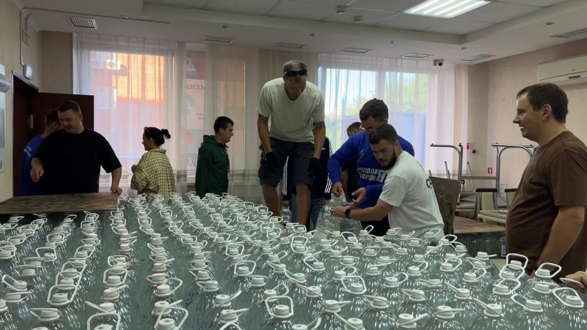 За последние дни в рамках проекта "Чистая вода" благотворительному фонду "Старшее поколение" передали около 4 тысяч пятилитровых бутылок За последние дни в рамках проекта "Чистая вода" благотворительному фонду "Старшее поколение" передали около 4 тысяч пятилитровых бутылок