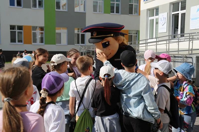 В Тюменской области в рамках всероссийской акции «Зарядка со стражем порядка» на территории школы № 65 сотрудники полиции провели мероприятие для детей, посещающих летний лагерь В Тюменской области в рамках всероссийской акции «Зарядка со стражем порядка» на территории школы № 65 сотрудники полиции провели мероприятие для детей, посещающих летний лагерь