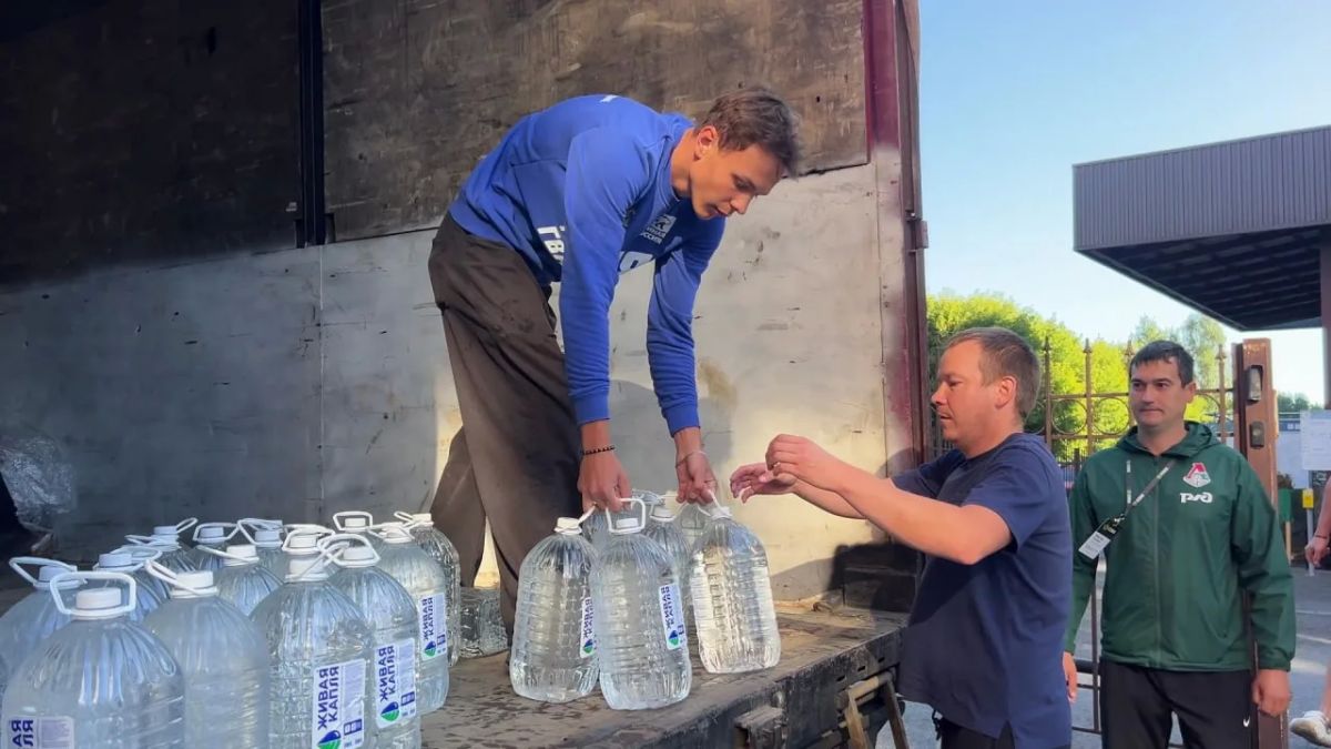 За последние дни в рамках проекта "Чистая вода" благотворительному фонду "Старшее поколение" передали около 4 тысяч пятилитровых бутылок За последние дни в рамках проекта "Чистая вода" благотворительному фонду "Старшее поколение" передали около 4 тысяч пятилитровых бутылок