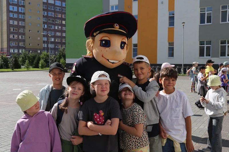 В Тюменской области в рамках всероссийской акции «Зарядка со стражем порядка» на территории школы № 65 сотрудники полиции провели мероприятие для детей, посещающих летний лагерь В Тюменской области в рамках всероссийской акции «Зарядка со стражем порядка» на территории школы № 65 сотрудники полиции провели мероприятие для детей, посещающих летний лагерь