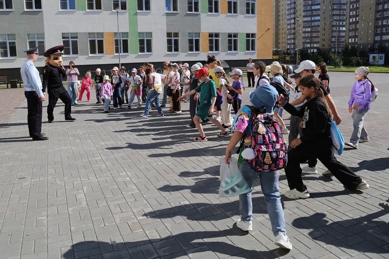В Тюменской области в рамках всероссийской акции «Зарядка со стражем порядка» на территории школы № 65 сотрудники полиции провели мероприятие для детей, посещающих летний лагерь В Тюменской области в рамках всероссийской акции «Зарядка со стражем порядка» на территории школы № 65 сотрудники полиции провели мероприятие для детей, посещающих летний лагерь