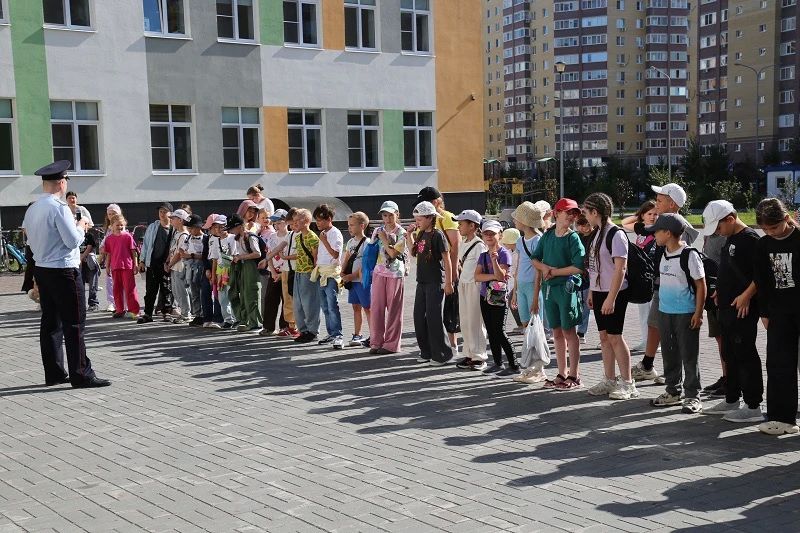 В Тюменской области в рамках всероссийской акции «Зарядка со стражем порядка» на территории школы № 65 сотрудники полиции провели мероприятие для детей, посещающих летний лагерь В Тюменской области в рамках всероссийской акции «Зарядка со стражем порядка» на территории школы № 65 сотрудники полиции провели мероприятие для детей, посещающих летний лагерь