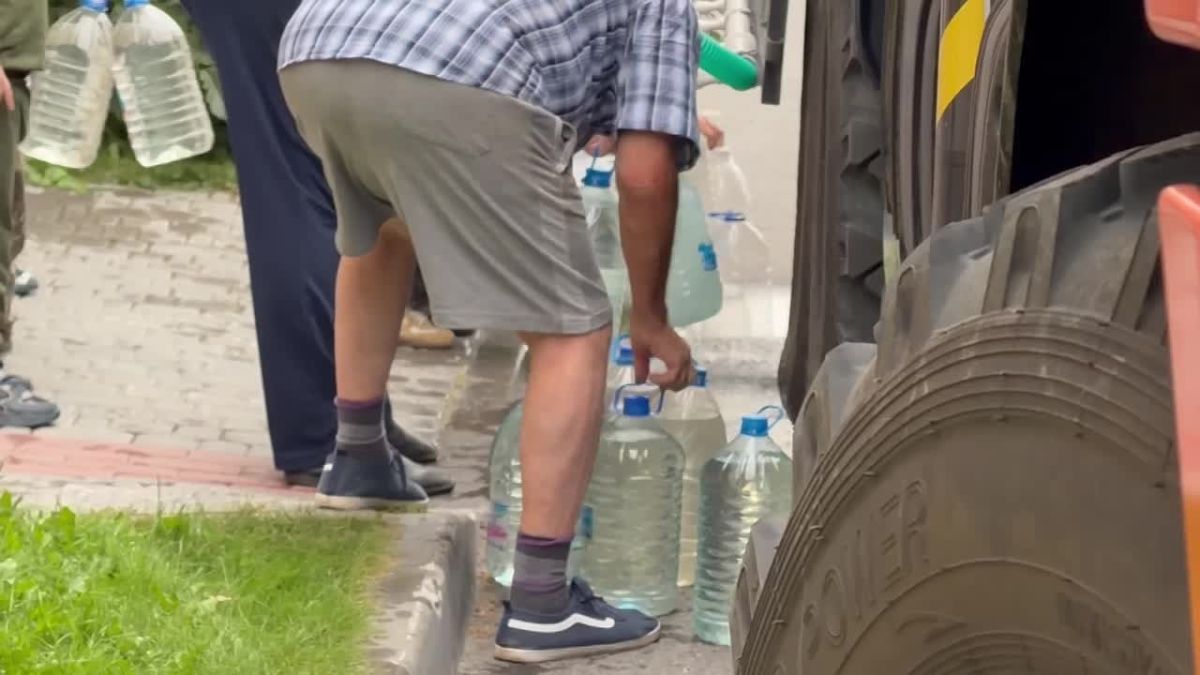 В Тюмени добавили новые ёмкости для доставки воды жителям На передвижные платформы, где раньше находилась одна бочка объёмом две тысячи литров, сотрудники «Росводоканал Тюмень» установили три ёмкости по три тысячи литров....