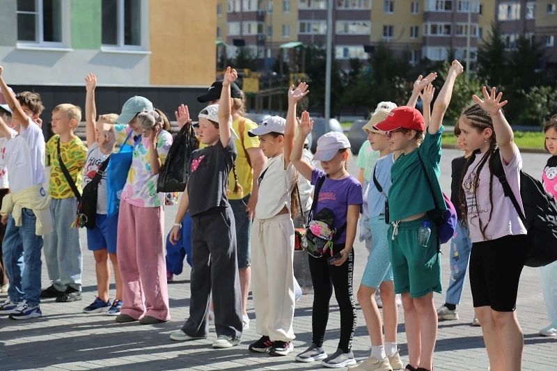 В Тюменской области в рамках всероссийской акции «Зарядка со стражем порядка» на территории школы № 65 сотрудники полиции провели мероприятие для детей, посещающих летний лагерь В Тюменской области в рамках всероссийской акции «Зарядка со стражем порядка» на территории школы № 65 сотрудники полиции провели мероприятие для детей, посещающих летний лагерь