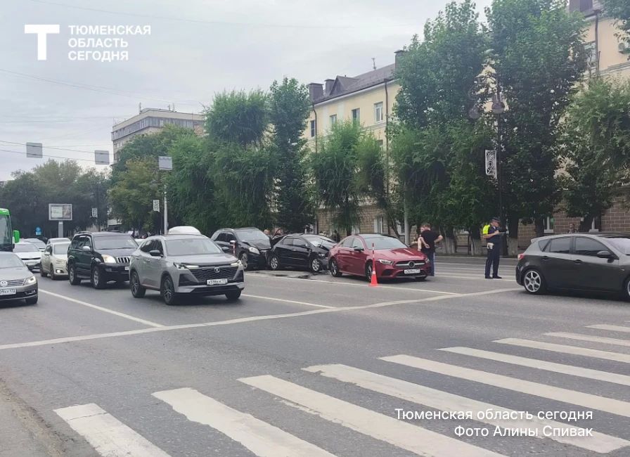 Осторожно, пробка: на ул. Республики в Тюмени столкнулись четыре машины Осторожно, пробка: на ул. Республики в Тюмени столкнулись четыре машины