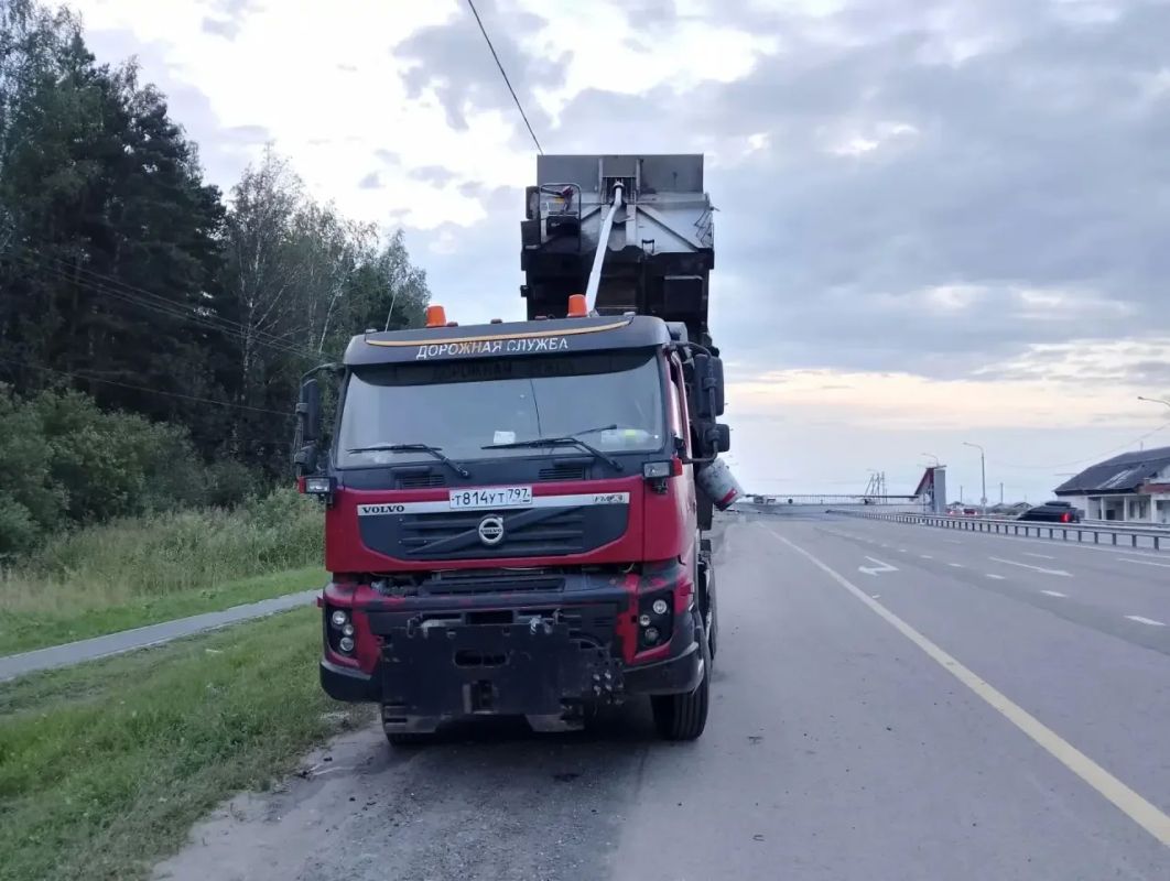 Ограничено движение по федеральной автодороге Екатеринбург-Тюмень под Тюменью На 297-м километре федеральной трассы самосвал «Вольво» снес надземный пешеходный переход. Конструкция упала на дорогу, задев автомобиль «Газель»... Ограничено движение по федеральной автодороге Екатеринбург-Тюмень под Тюменью На 297-м километре федеральной трассы самосвал «Вольво» снес надземный пешеходный переход. Конструкция упала на дорогу, задев автомобиль «Газель»...