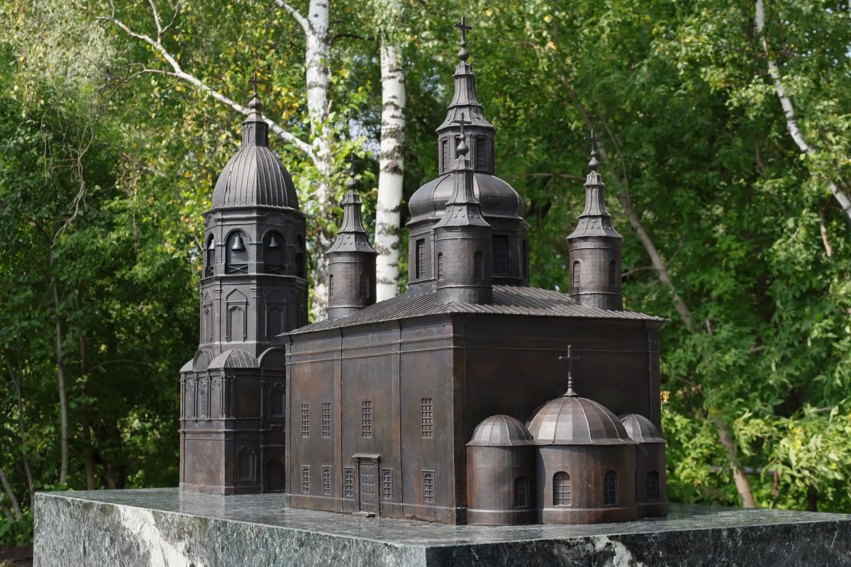 Открыли памятник Преображенскому собору Знаменского монастыря – спустя столетие после утраты он вернулся на своё место