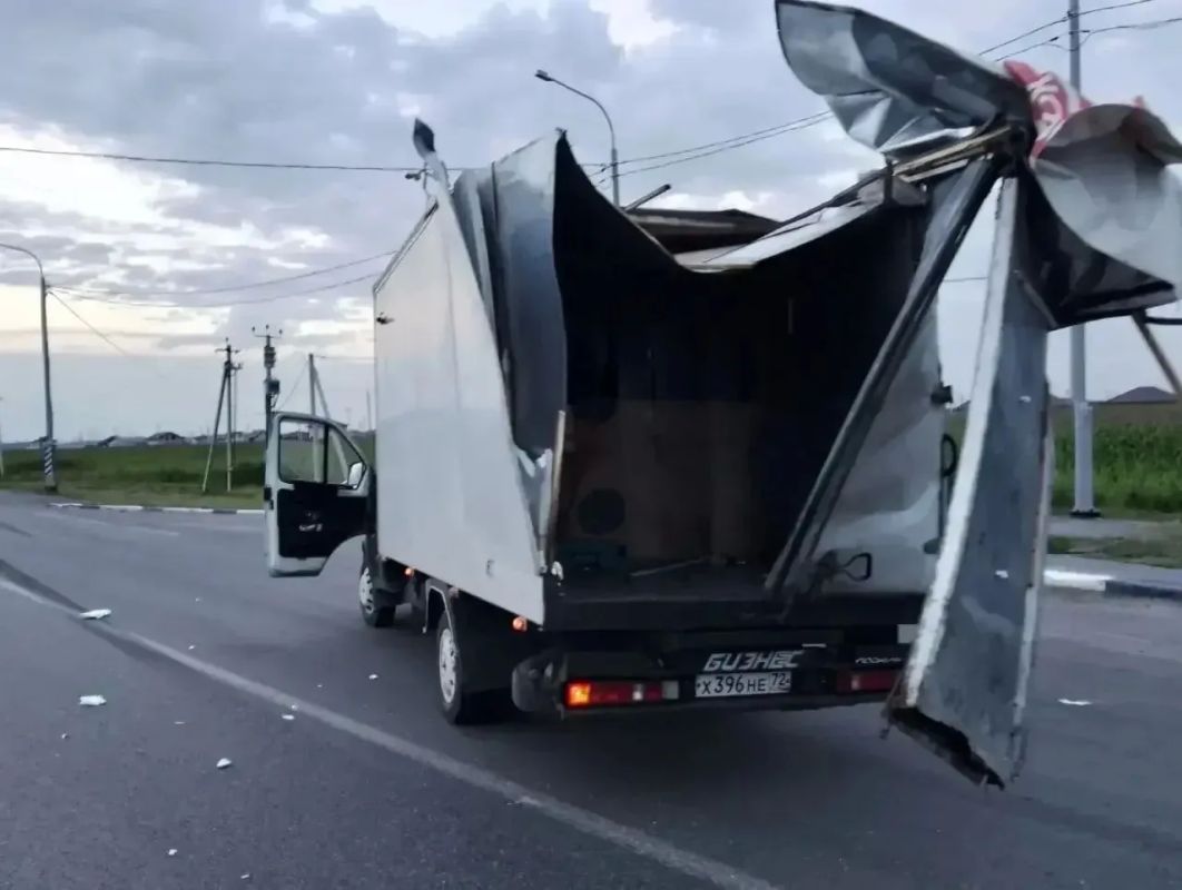 Трассу Екатеринбург — Тюмень перекрыли из-за рухнувшего надземного перехода на проезжую часть! Трассу Екатеринбург — Тюмень перекрыли из-за рухнувшего надземного перехода на проезжую часть!