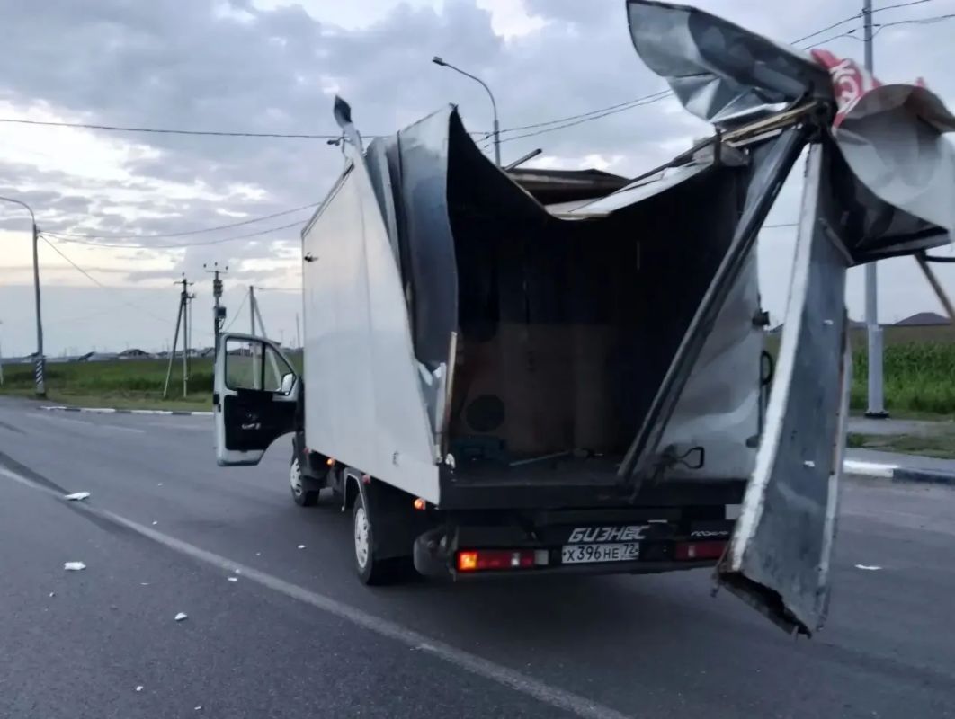 Ограничено движение по федеральной автодороге Екатеринбург-Тюмень под Тюменью На 297-м километре федеральной трассы самосвал «Вольво» снес надземный пешеходный переход. Конструкция упала на дорогу, задев автомобиль «Газель»... Ограничено движение по федеральной автодороге Екатеринбург-Тюмень под Тюменью На 297-м километре федеральной трассы самосвал «Вольво» снес надземный пешеходный переход. Конструкция упала на дорогу, задев автомобиль «Газель»...