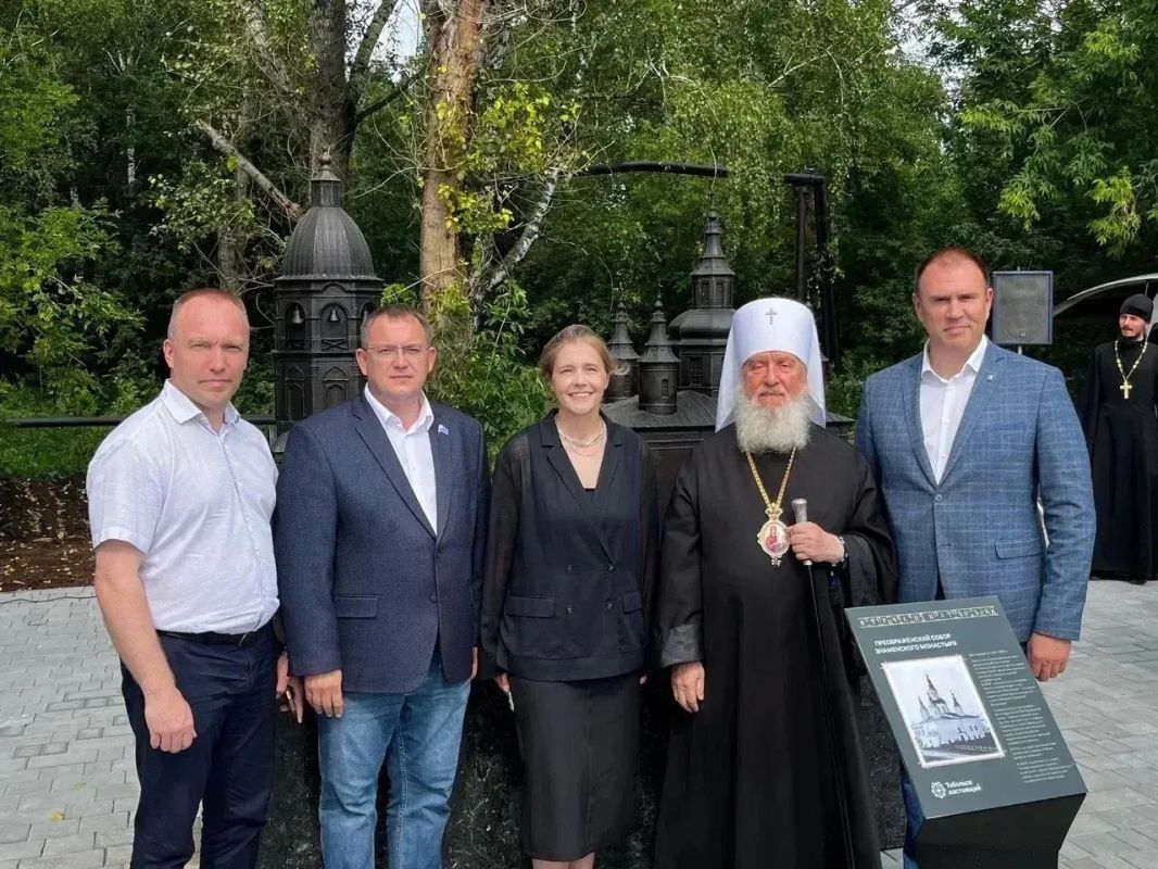 В Тобольске открыли бронзовый макет Преображенского собора Знаменского монастыря В Тобольске открыли бронзовый макет Преображенского собора Знаменского монастыря