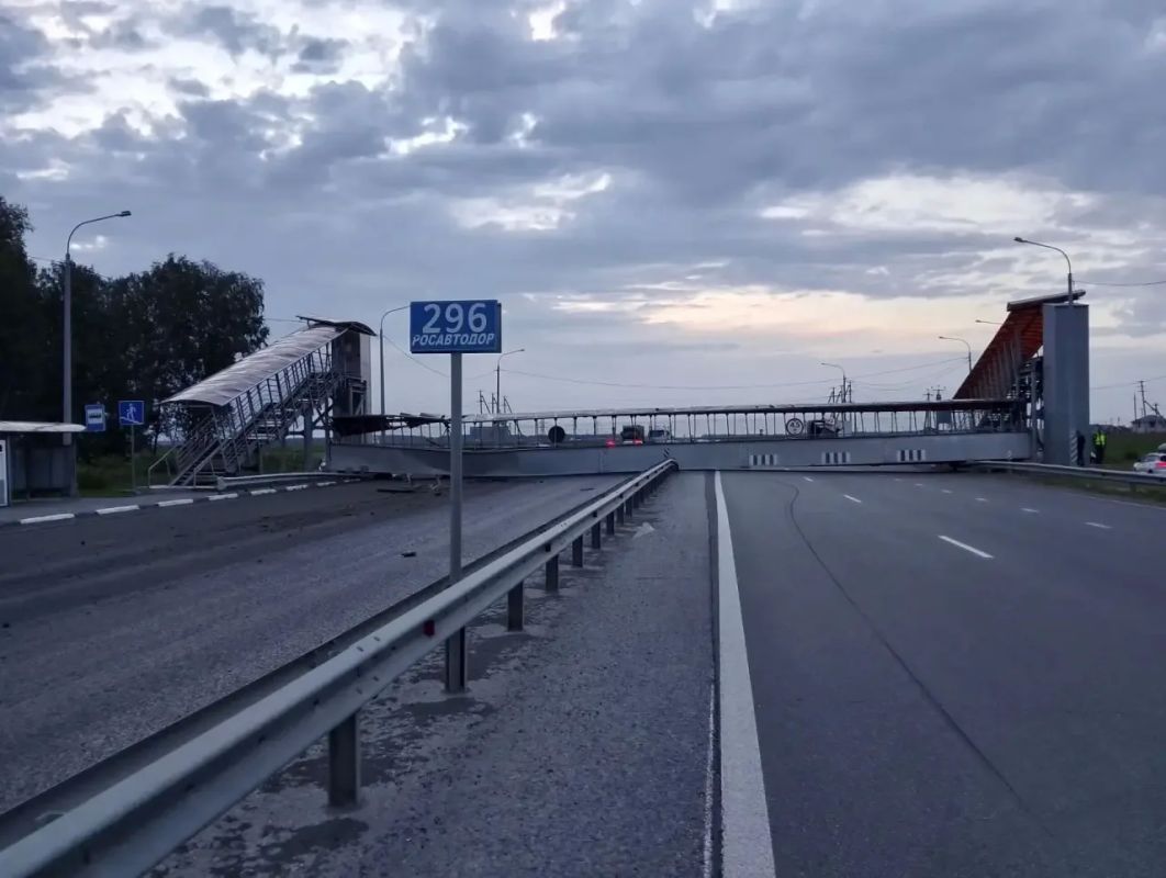 Ограничено движение по федеральной автодороге Екатеринбург-Тюмень под Тюменью На 297-м километре федеральной трассы самосвал «Вольво» снес надземный пешеходный переход. Конструкция упала на дорогу, задев автомобиль «Газель»... Ограничено движение по федеральной автодороге Екатеринбург-Тюмень под Тюменью На 297-м километре федеральной трассы самосвал «Вольво» снес надземный пешеходный переход. Конструкция упала на дорогу, задев автомобиль «Газель»...