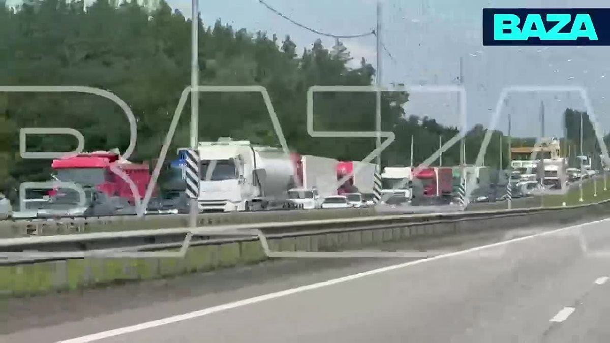 Невероятная пробка протяжённостью более 30 км образовалась на трассе М-4 «Дон» — перевернувшейся фура перекрыла почти оба направления дороги
