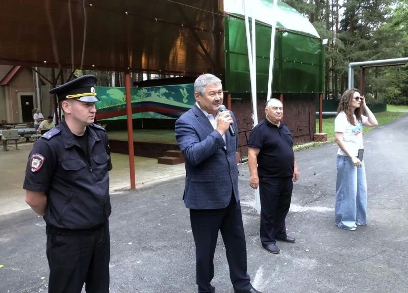 В День физкультурника ребят, проходящих летнюю оздоровительную смену на базе «Областного центра профилактики и реабилитации», посетил «десант стражей порядка» - представители органов внутренних дел, пропагандирующие... В День физкультурника ребят, проходящих летнюю оздоровительную смену на базе «Областного центра профилактики и реабилитации», посетил «десант стражей порядка» - представители органов внутренних дел, пропагандирующие...