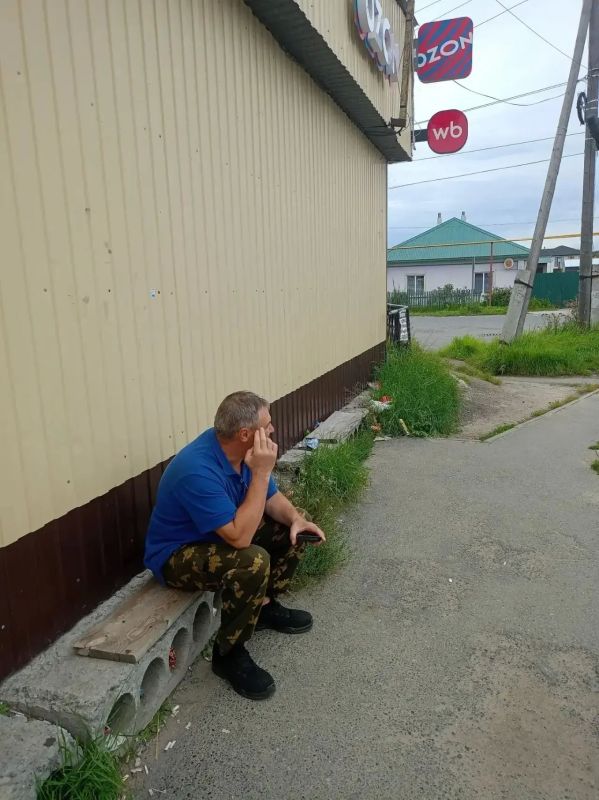 Нет павильона, нет скамеек, нет урны: пассажиры в Патрушевой вынуждены ждать автобус в любых условиях Нет павильона, нет скамеек, нет урны: пассажиры в Патрушевой вынуждены ждать автобус в любых условиях