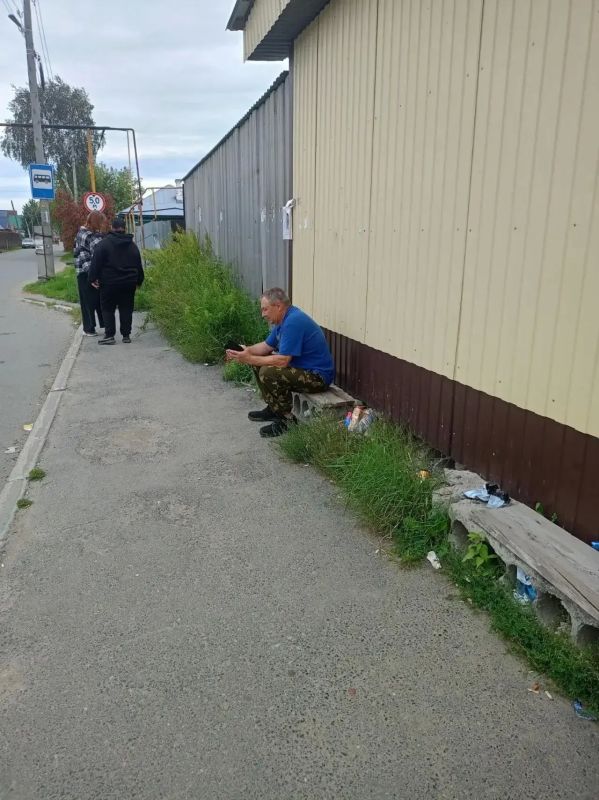 Нет павильона, нет скамеек, нет урны: пассажиры в Патрушевой вынуждены ждать автобус в любых условиях
